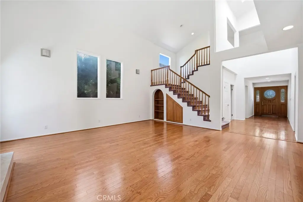 19251 Oxnard Street, Tarzana, CA — listing photo 1