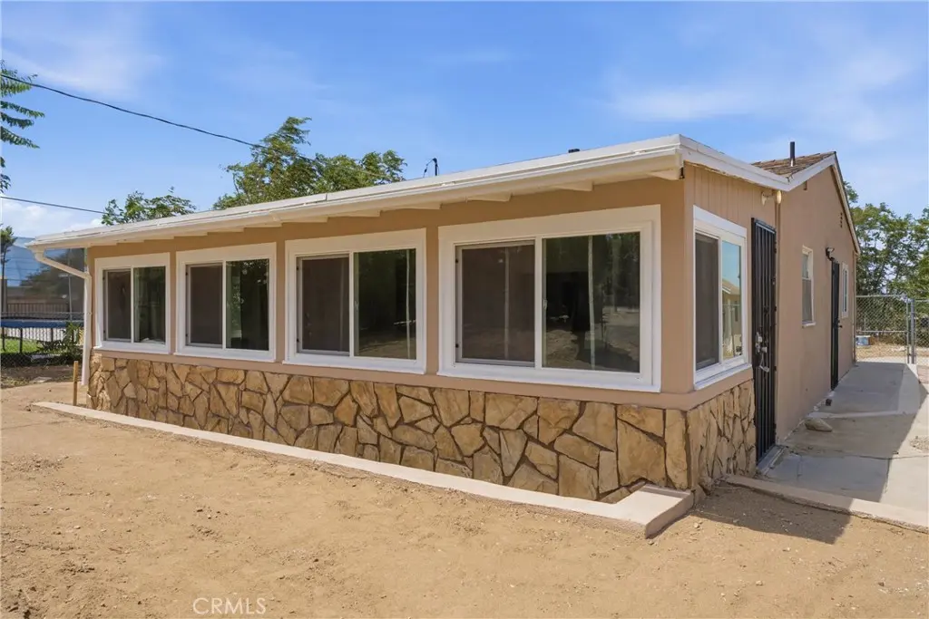 Residential Lease for rent at 4851 W Avenue M8, Lancaster, Los Angeles County, CA featuring 2 beds and 1 bath