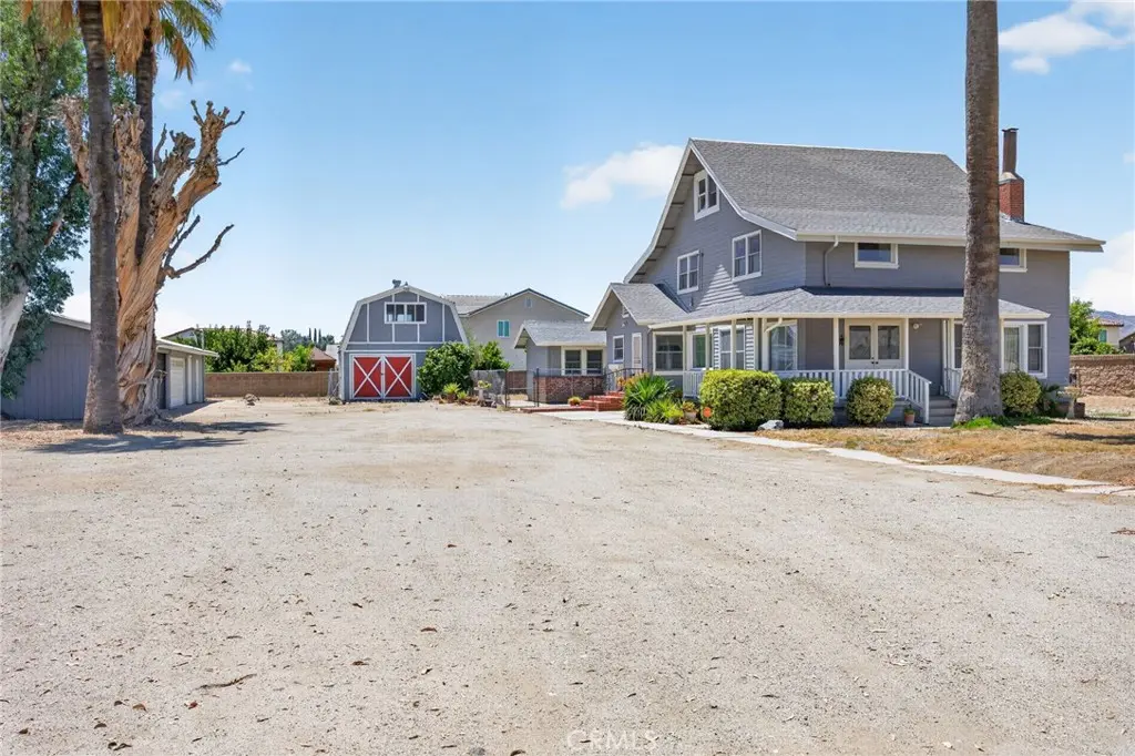 Single Family Residence for sale at 1424 De Anza, San Jacinto, CA featuring 5 beds and 3 baths