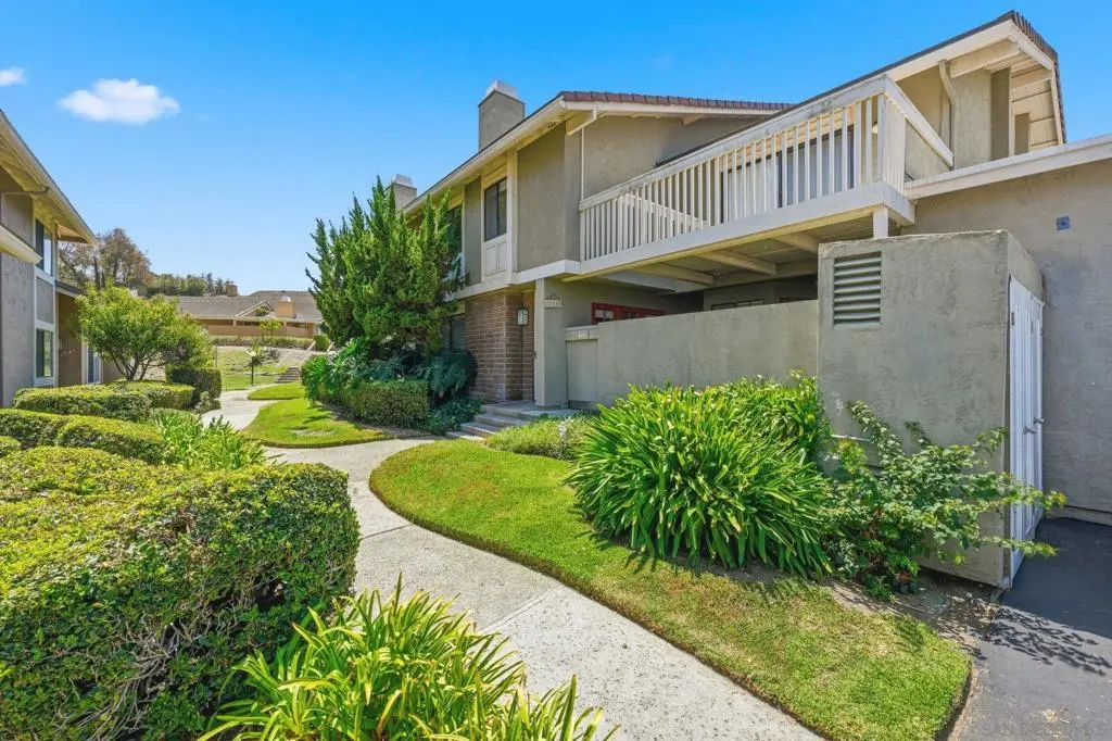 Townhouse for sale at 17539 Fairlie Rd, San Diego, CA featuring 3 beds and 3 baths
