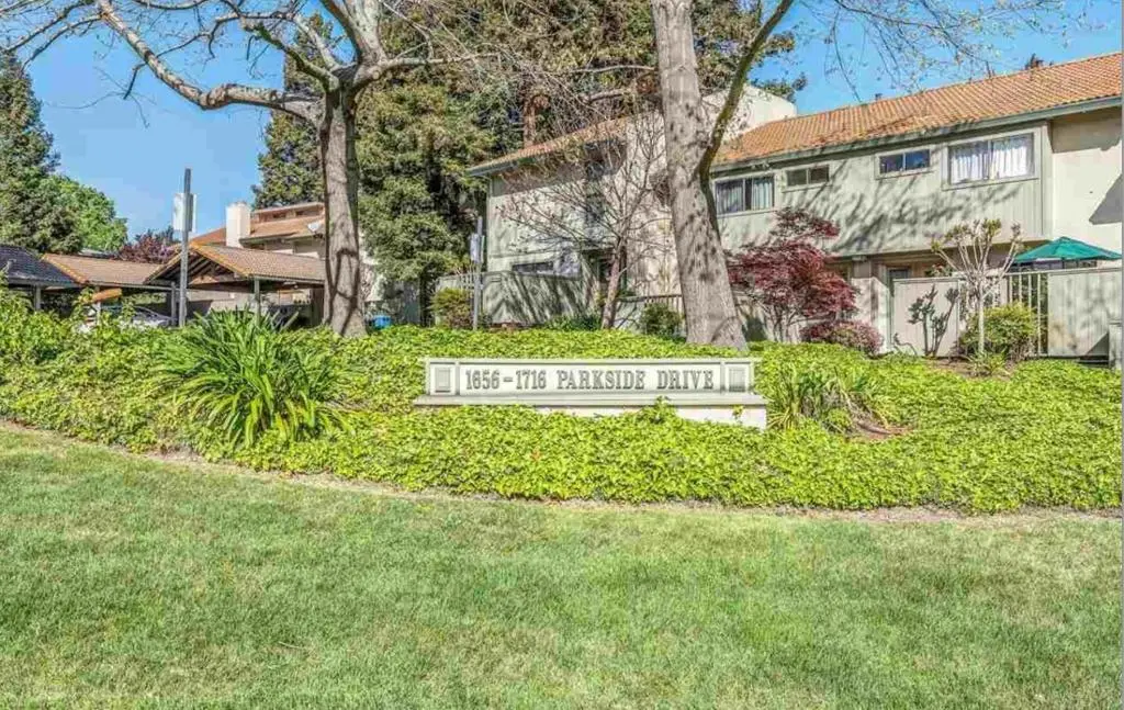 Townhouse for rent at 1662 Parkside Drive, Walnut Creek, CA featuring 2 beds and 3 baths