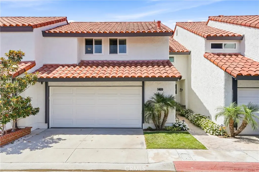 Townhouse for sale at 1409 Arch Lane, Huntington Beach, CA featuring 3 beds and 3 baths