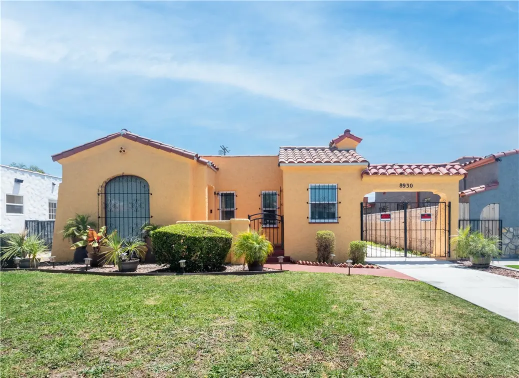 Residential Lease for rent at 8930 S Hobart Blvd, Los Angeles, Los Angeles County, CA featuring 3 beds and 1 bath