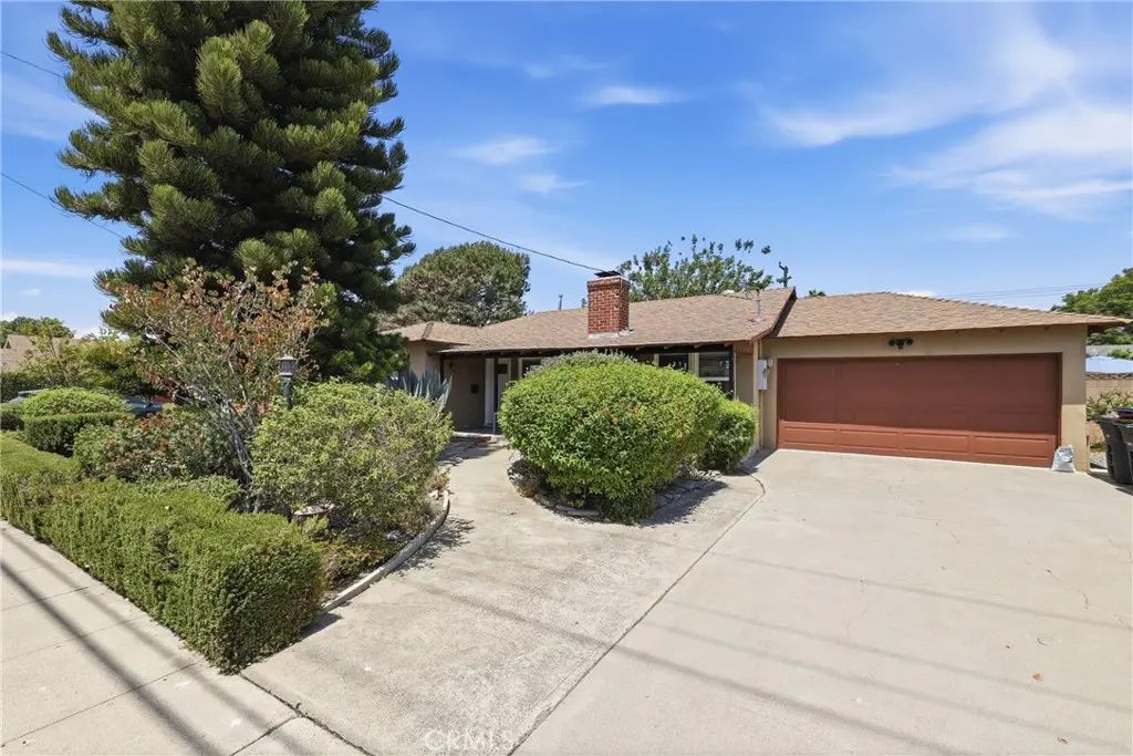 Residential Lease for rent at 1415 E Walnut, Orange, Orange County, CA featuring 2 beds and 2 baths