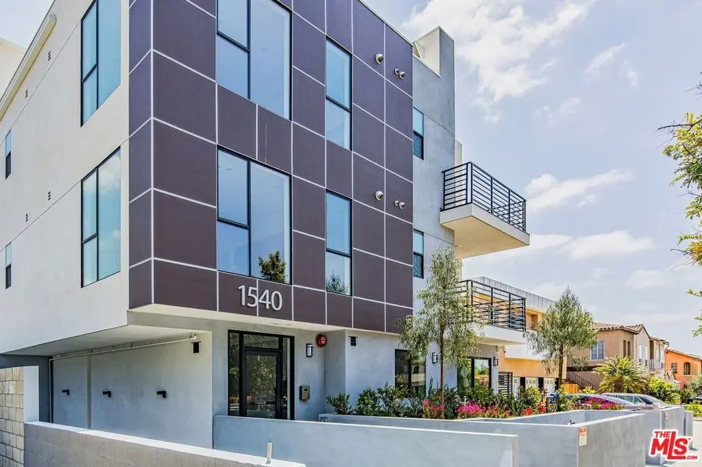 Residential Lease for rent at 1540 S Hayworth Avenue 202, Los Angeles, Los Angeles County, CA featuring 2 beds and 3 baths