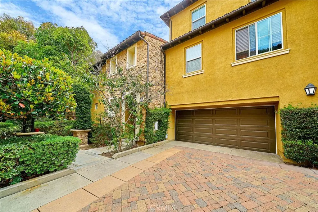 Condominium for sale at 31 Gingerwood, Irvine, CA featuring 3 beds and 2 baths