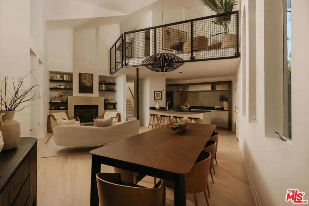 2027 Oakwood Avenue, Los Angeles, CA — listing photo 1