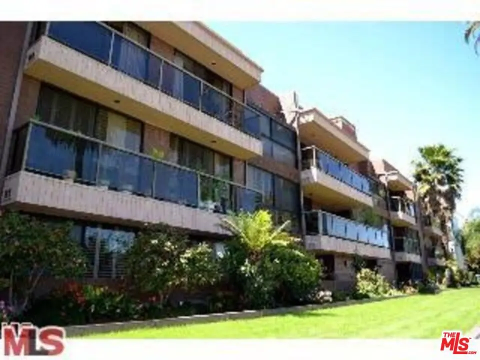 Residential Lease for rent at 125 N Gale Drive 204, Beverly Hills, Los Angeles County, CA featuring 3 beds and 3 baths