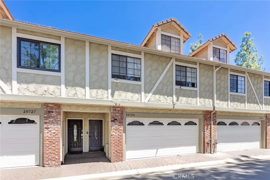 Residential Lease for rent at 29725 Windsong, Agoura Hills, Los Angeles County, CA featuring 3 beds and 3 baths