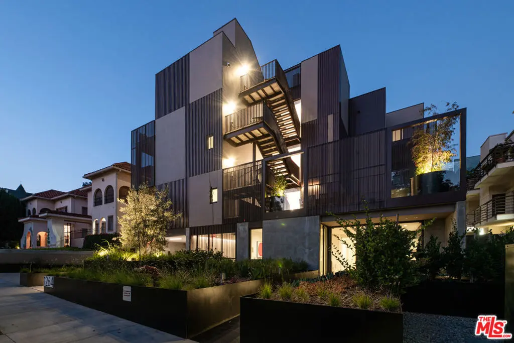 Residential Lease for rent at 1264 N Harper Avenue 205, West Hollywood, Los Angeles County, CA featuring 2 beds and 3 baths