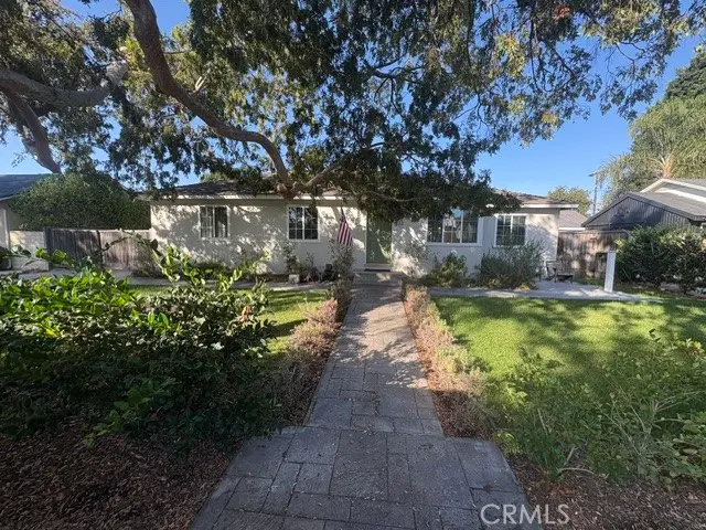 Single Family Residence for rent at 223 Lillian, Costa Mesa, CA featuring 3 beds and 2 baths