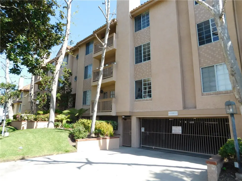 Residential Lease for rent at 1616 S Barrington Avenue 204, Los Angeles, Los Angeles County, CA featuring 2 beds and 2 baths