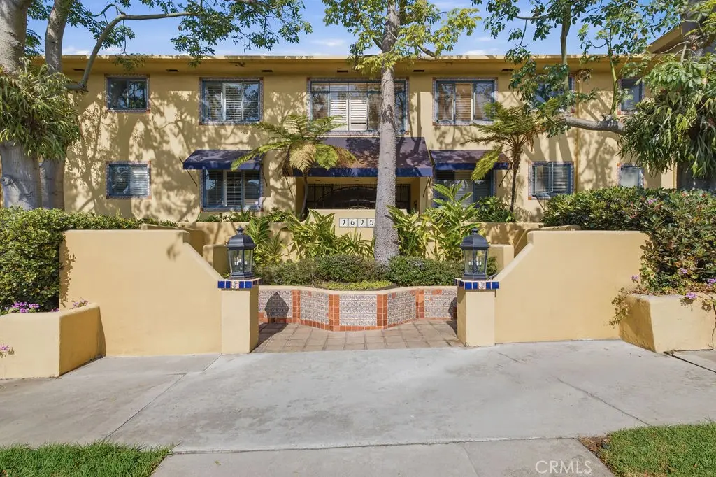 1615 N Laurel Avenue 214, Hollywood, CA — listing photo 1