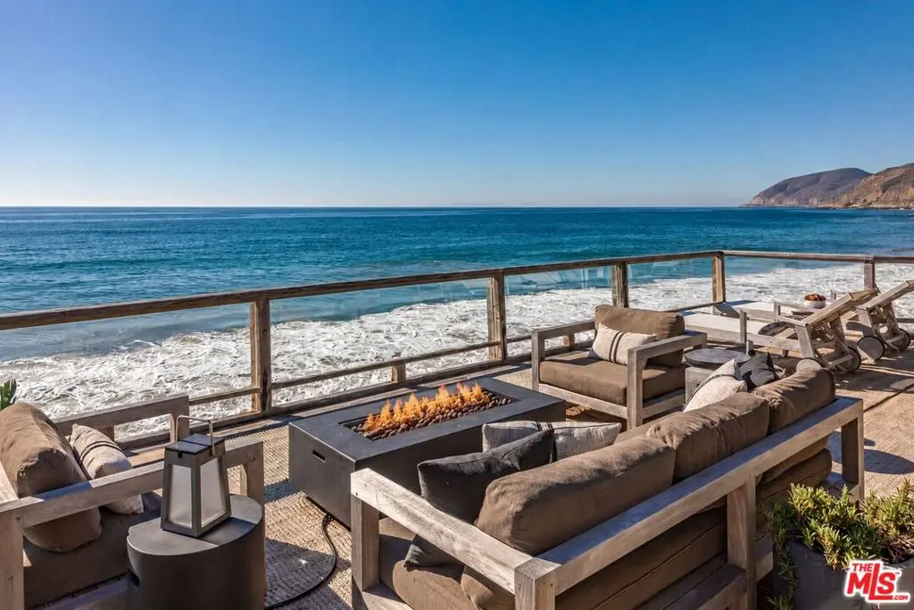 Residential Lease for rent at 42602 Pacific Coast Highway, Malibu, Los Angeles County, CA featuring 3 beds and 2 baths