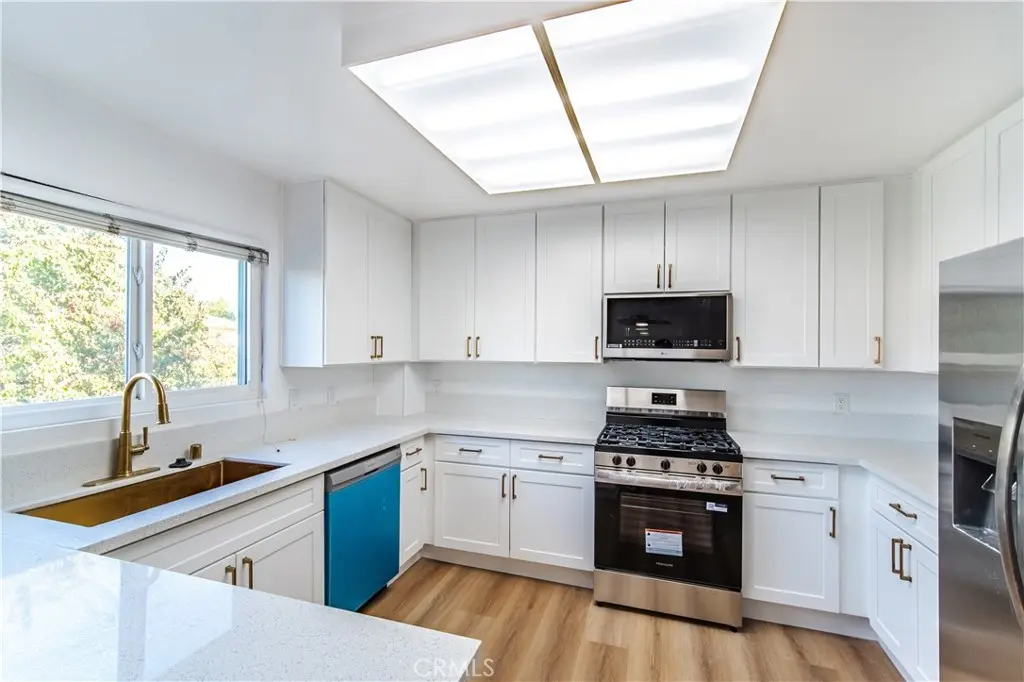 Condominium for sale at 8851 Independence Avenue APT 33, Los Angeles, CA featuring 3 beds and 3 baths