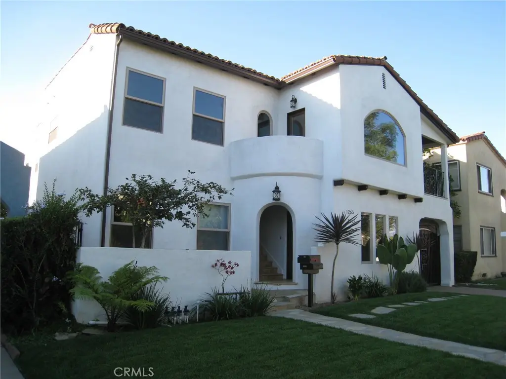 Apartment for rent at 1265 S Cloverdale Ave 1/2, Los Angeles, CA featuring 1 bed and 1 bath