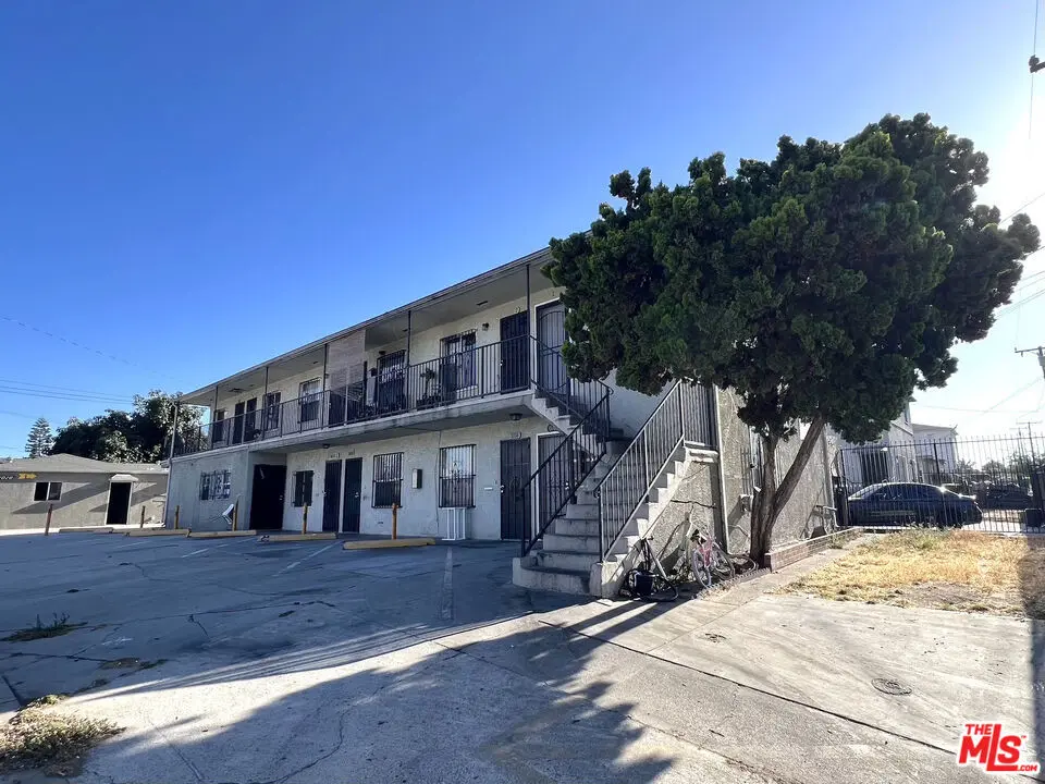 Residential Lease for rent at 1012 W 109th Place 1/4, Los Angeles, Los Angeles County, CA and 1 bath