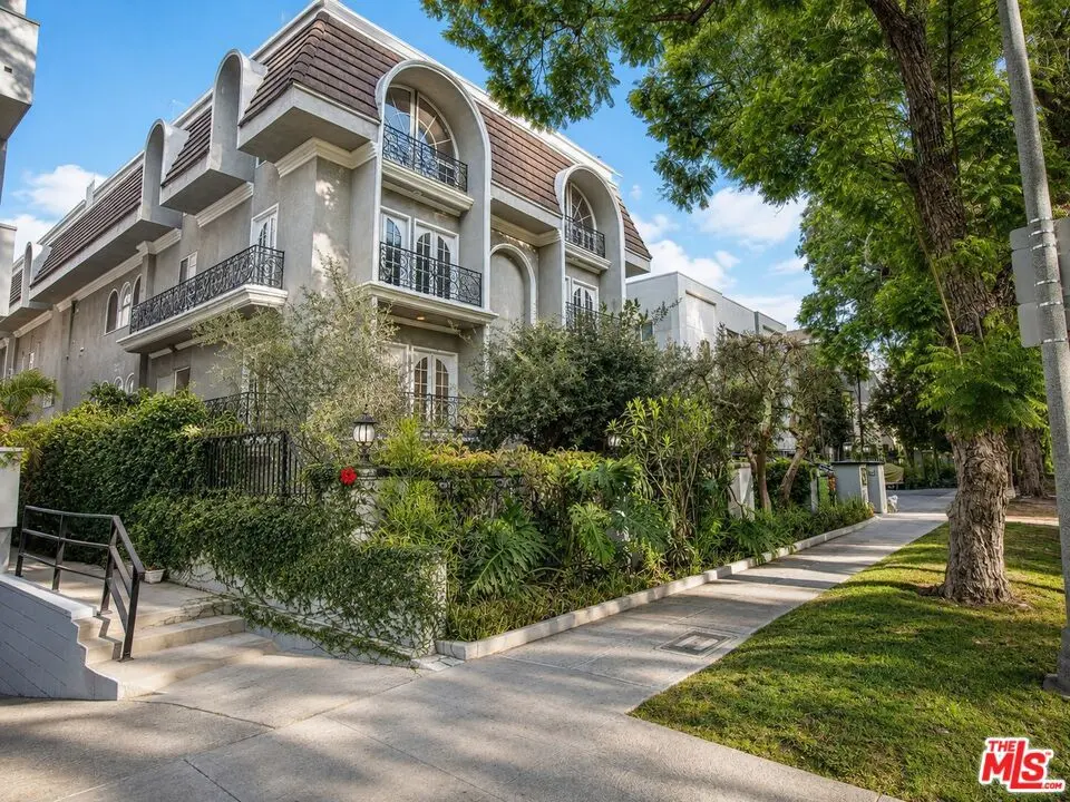 Residential Lease for rent at 342 N Palm Dr 201, Beverly Hills, Los Angeles County, CA featuring 2 beds and 3 baths