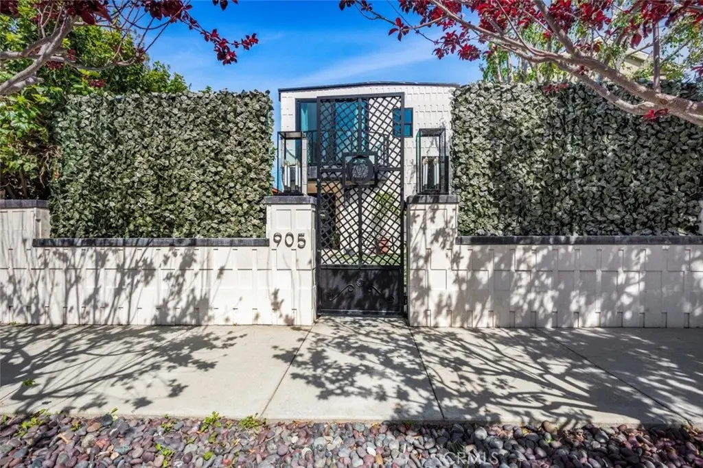 Single Family Residence for rent at 905 Dickson 1, Los Angeles, CA featuring 4 beds and 3 baths