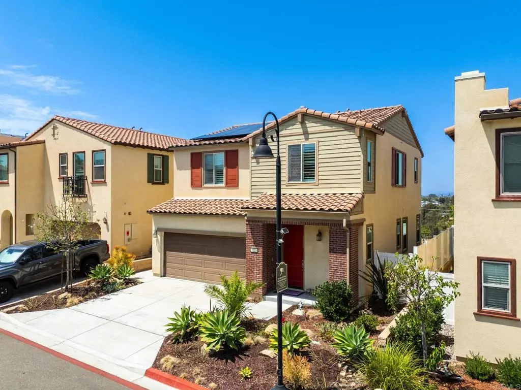 Condominium for sale at 1525 Wildgrove Ave, Vista, CA featuring 3 beds and 3 baths