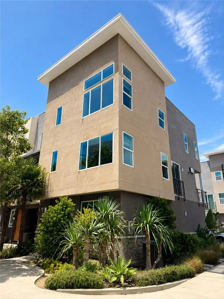 Residential Lease for rent at 211 Steely, Irvine, Orange County, CA featuring 4 beds and 4 baths
