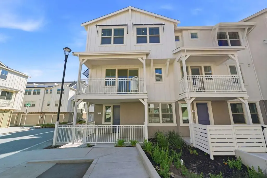 Condominium for sale at 224 Oak Circle, Walnut Creek, CA featuring 4 beds and 4 baths