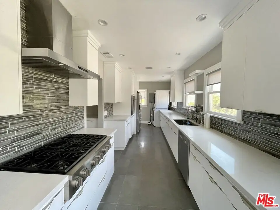 Residential Lease for rent at 842 S Wooster Street, Los Angeles, Los Angeles County, CA featuring 2 beds and 2 baths