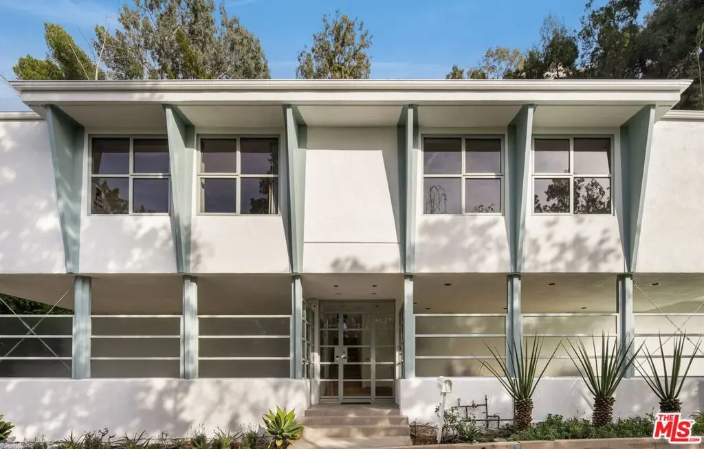 Single Family Residence for rent at 9421 Lloydcrest Drive, Los Angeles, CA featuring 2 beds and 3 baths
