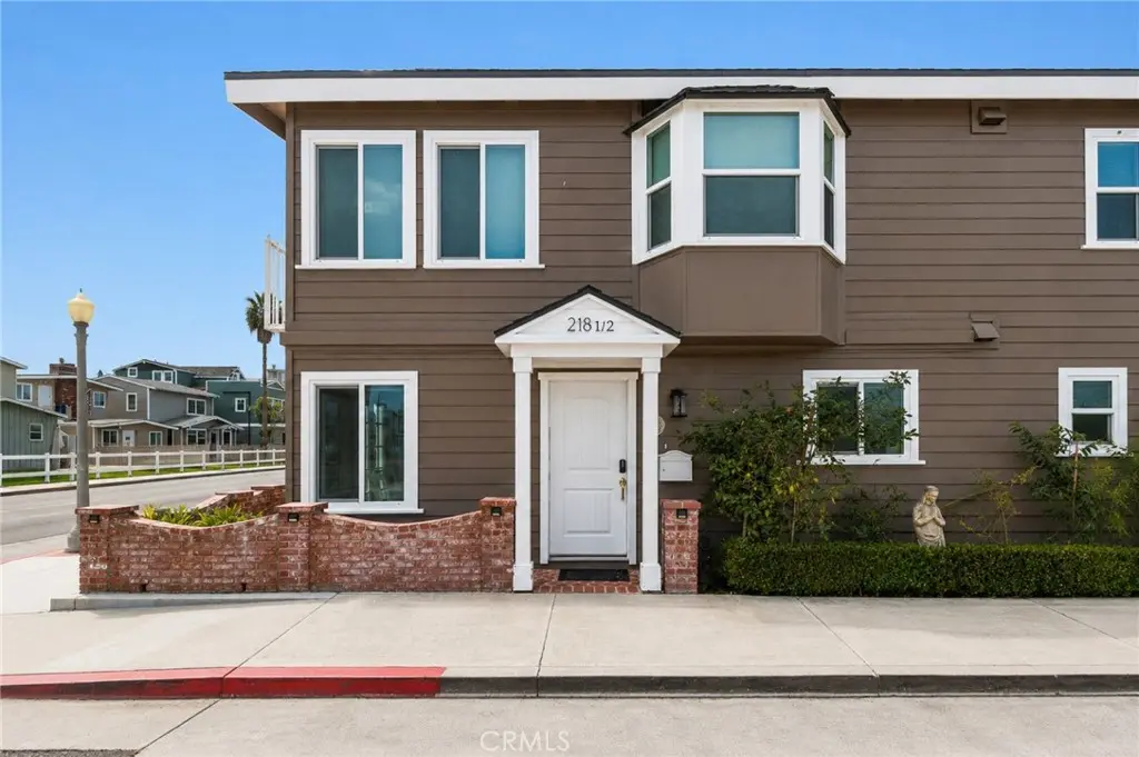 Residential Lease for rent at 218 E Balboa 1/2, Newport Beach, Orange County, CA featuring 3 beds and 2 baths