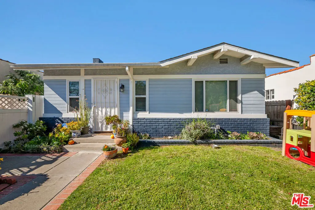 Residential Lease for rent at 2227 Alsace Avenue, Los Angeles, Los Angeles County, CA featuring 2 beds and 2 baths