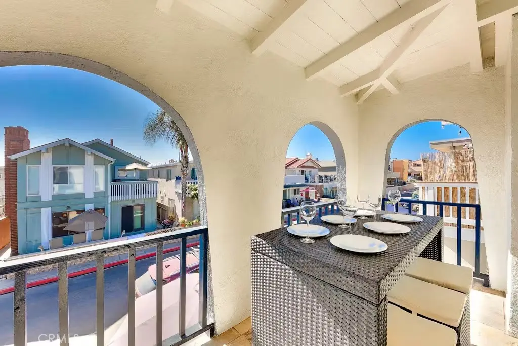 Residential Lease for rent at 125 46th Street B, Newport Beach, Orange County, CA featuring 3 beds and 2 baths