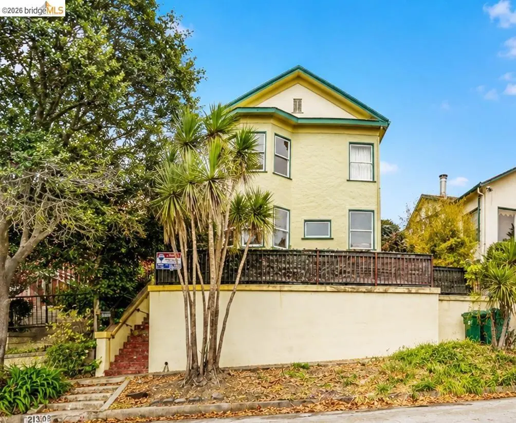 Duplex for sale at 213 Nicholl Ave, Richmond, CA