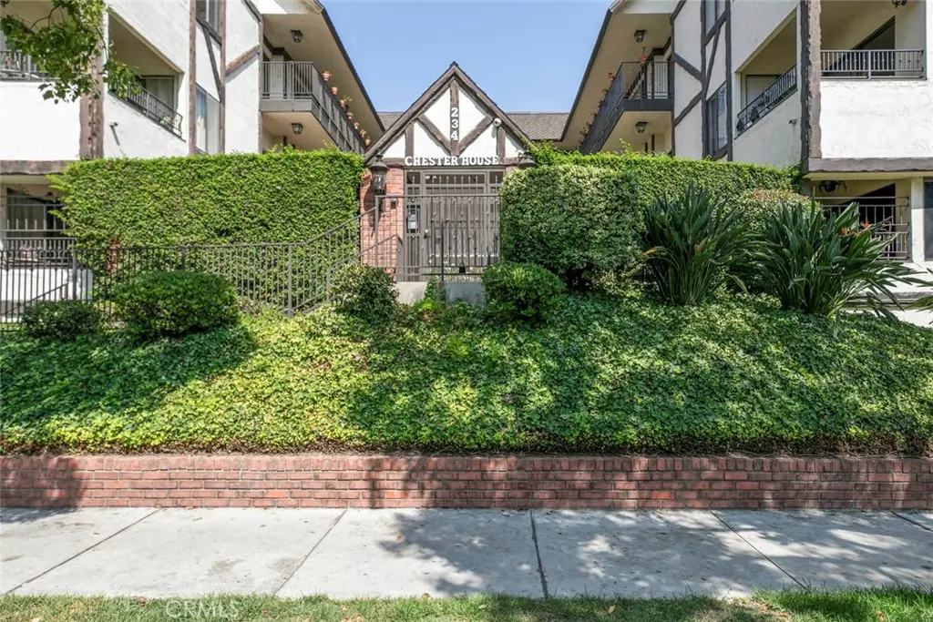 Residential Lease for rent at 234 N Kenwood St. 106, Glendale, Los Angeles County, CA featuring 2 beds and 2 baths