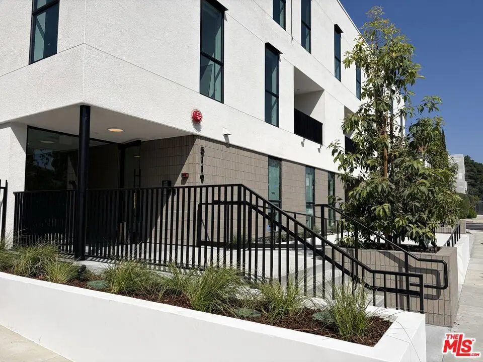 5119 Colfax Avenue 203, Valley Village, CA — listing photo 1