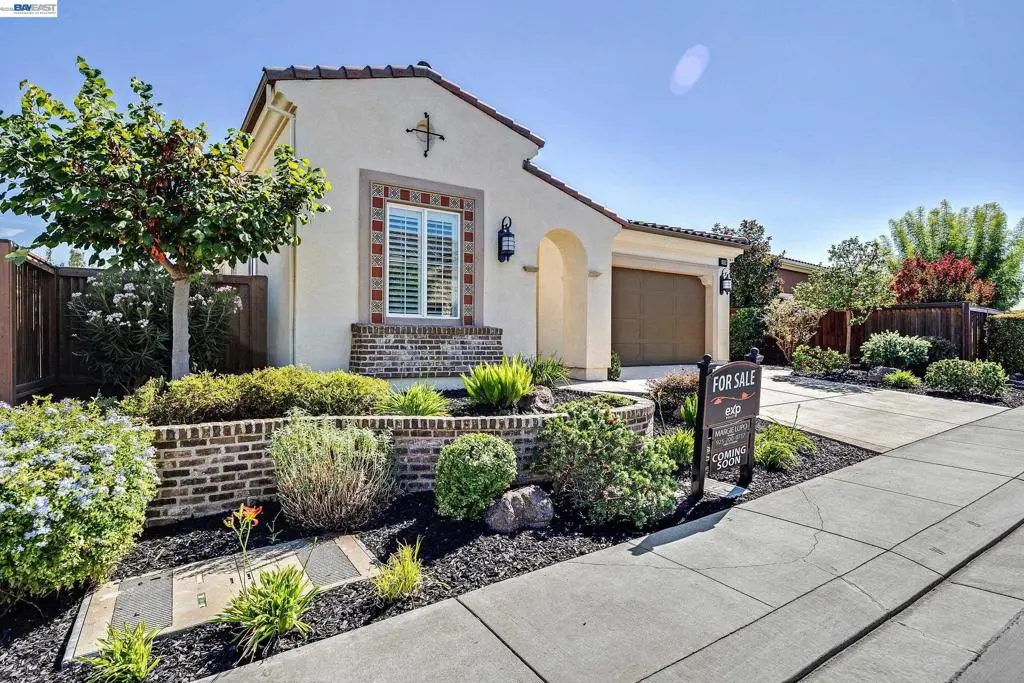 Single Family Residence for sale at 1930 Barbaresco Ln, Brentwood, CA featuring 2 beds and 2 baths