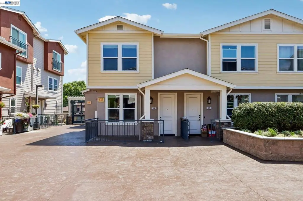 Condominium for sale at 4038 Central Ave 300, Fremont, CA featuring 2 beds and 3 baths