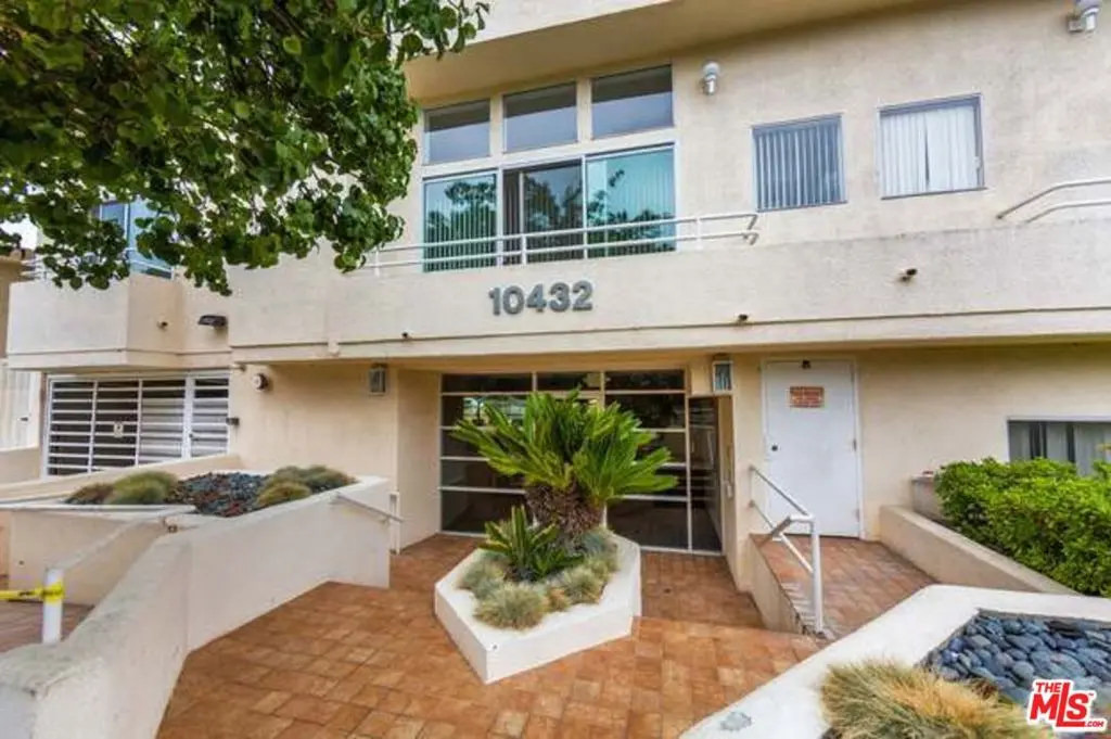 Residential Lease for rent at 10432 Eastborne Avenue 304, Los Angeles, Los Angeles County, CA featuring 2 beds and 3 baths