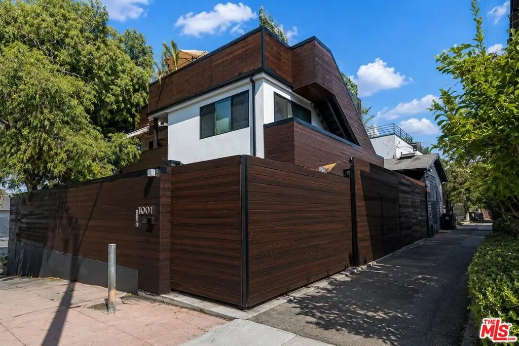 Single Family Residence for rent at 1001 Main Street, Los Angeles, CA featuring 2 beds and 2 baths