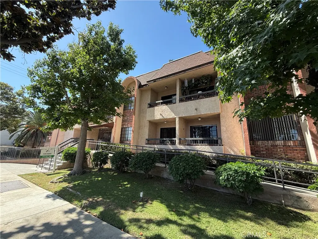 Residential Lease for rent at 211 Magnolia Avenue 106, Glendale, Los Angeles County, CA featuring 2 beds and 2 baths