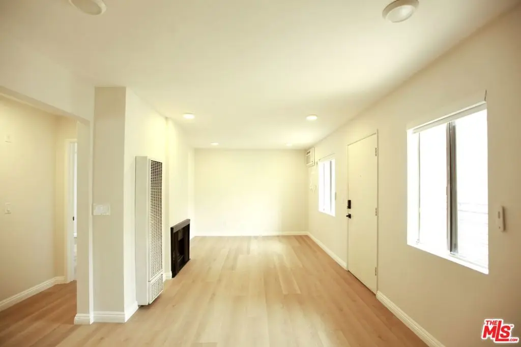 Residential Lease for rent at 833 S Orange Grove Avenue 3, Los Angeles, Los Angeles County, CA featuring 2 beds and 2 baths