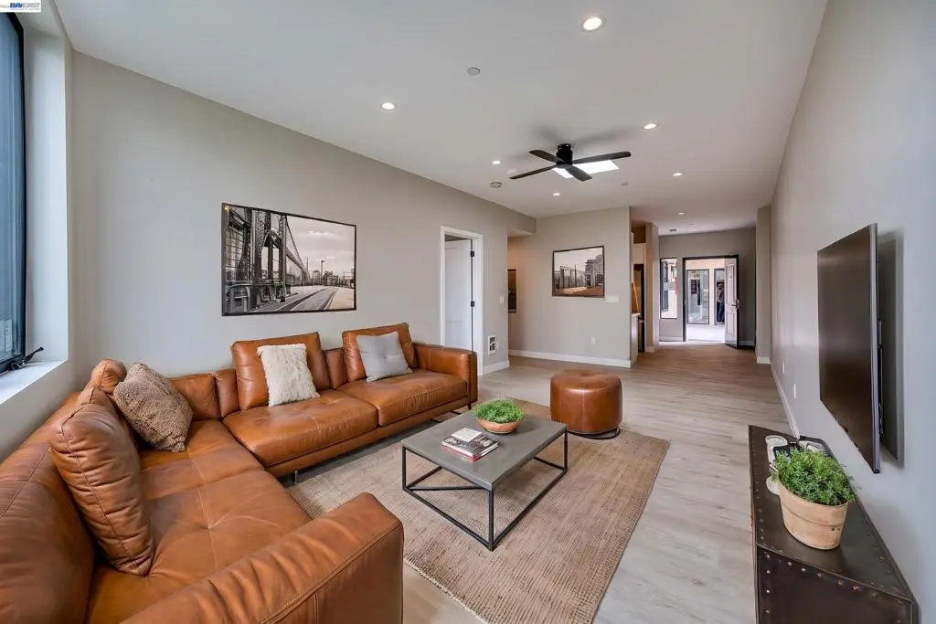 Residential Lease for rent at 4202 Telegraph Ave, Oakland, CA featuring 2 beds and 1 bath