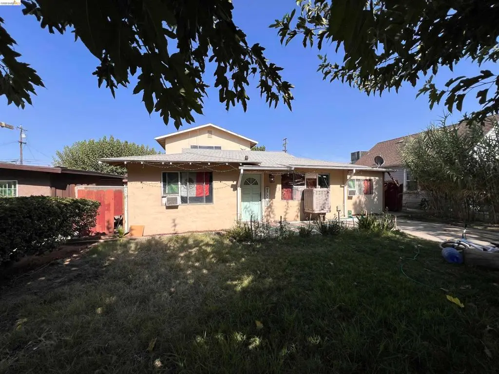 Single Family Residence for sale at 817 Sierra St, Madera, CA featuring 3 beds and 2 baths