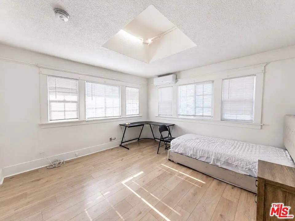 Residential Lease for rent at 1188 W 37th Drive, Los Angeles, Los Angeles County, CA featuring 3 beds and 1 bath