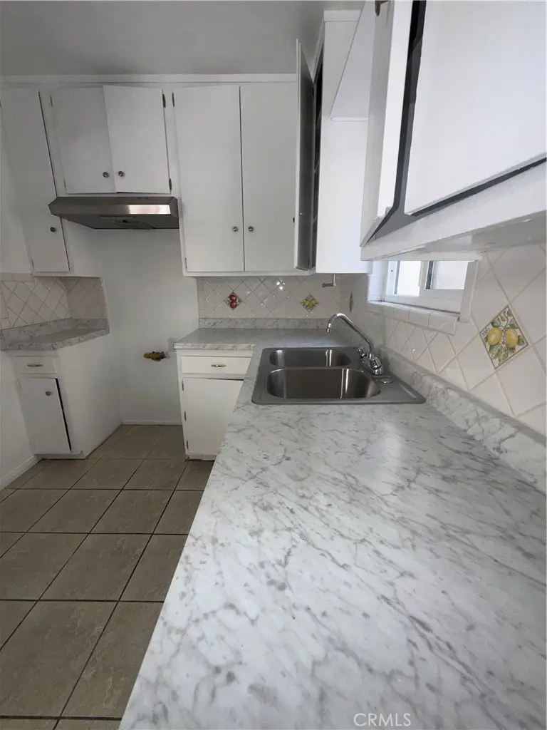 Residential Lease for rent at 1805 Rimpau, Los Angeles, Los Angeles County, CA featuring 1 bed and 1 bath