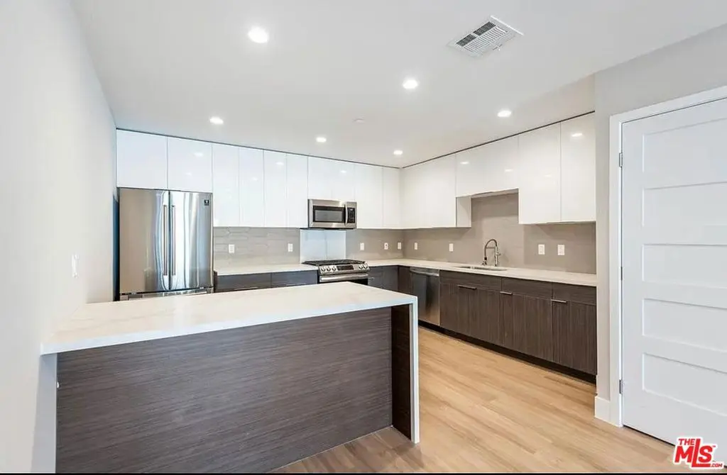 Residential Lease for rent at 1906 Overland Avenue 203, Los Angeles, Los Angeles County, CA featuring 3 beds and 4 baths