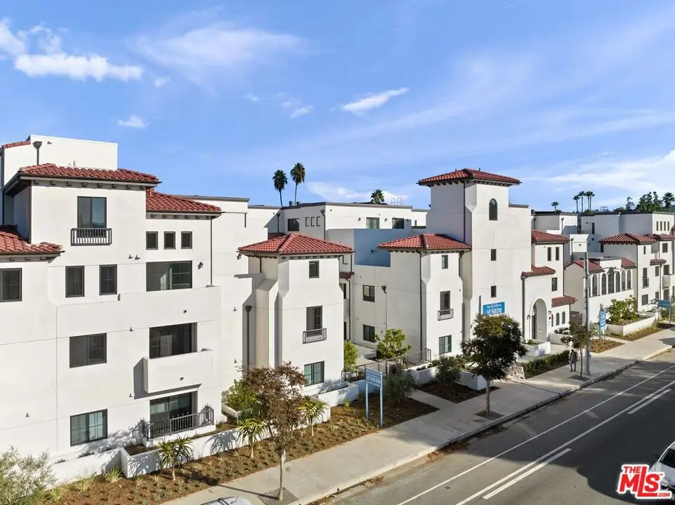 5020 Woodman 211, Sherman Oaks, CA — listing photo 1