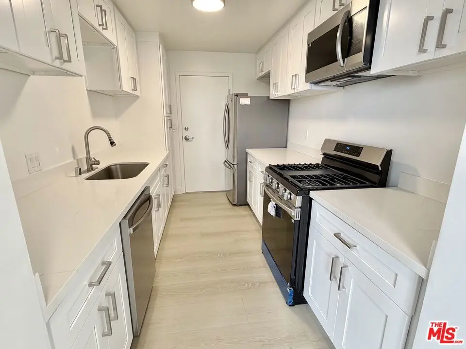 Condominium for rent at 468 S Roxbury Drive 404, Beverly Hills, CA featuring 2 beds and 2 baths