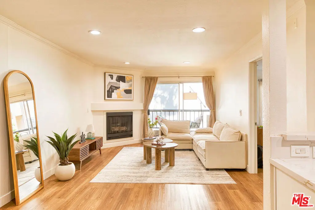 5510 Owensmouth Avenue 218, Woodland Hills, CA — listing photo 1
