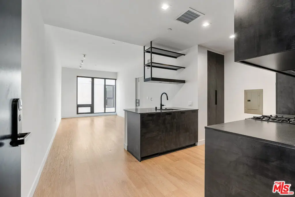 Residential Lease for rent at 10700 Tabor Street 521, Los Angeles, Los Angeles County, CA featuring 1 bed and 1 bath