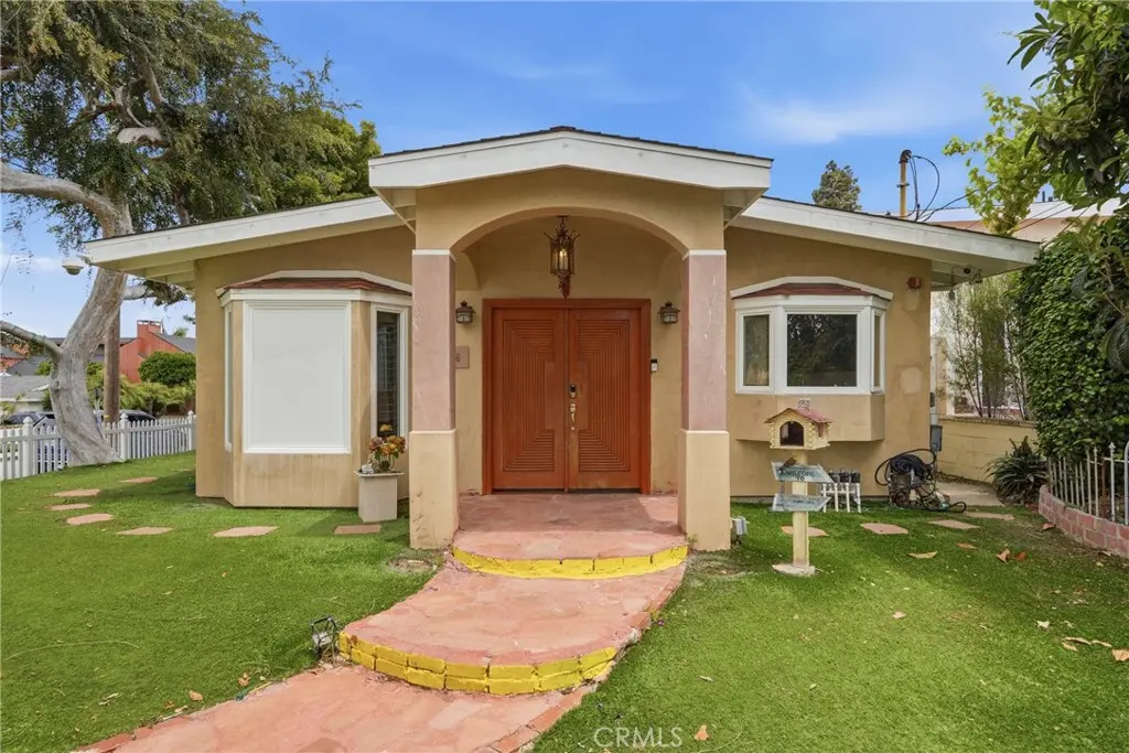Single Family Residence for rent at 926 N Rowell Avenue, Manhattan Beach, CA featuring 3 beds and 2 baths